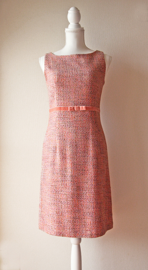 Sleeveless pink tweed midi dress with velver ribbon