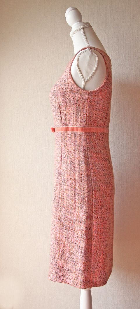 Sleeveless pink tweed midi dress with velver ribbon